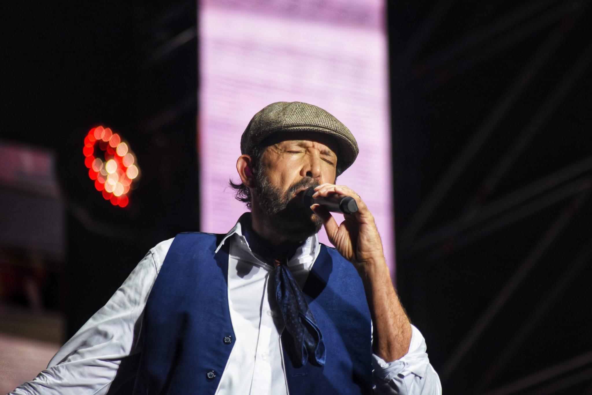Juan Luis Guerra cantando al micrófono en Icónica Sevilla Fest julio 2026