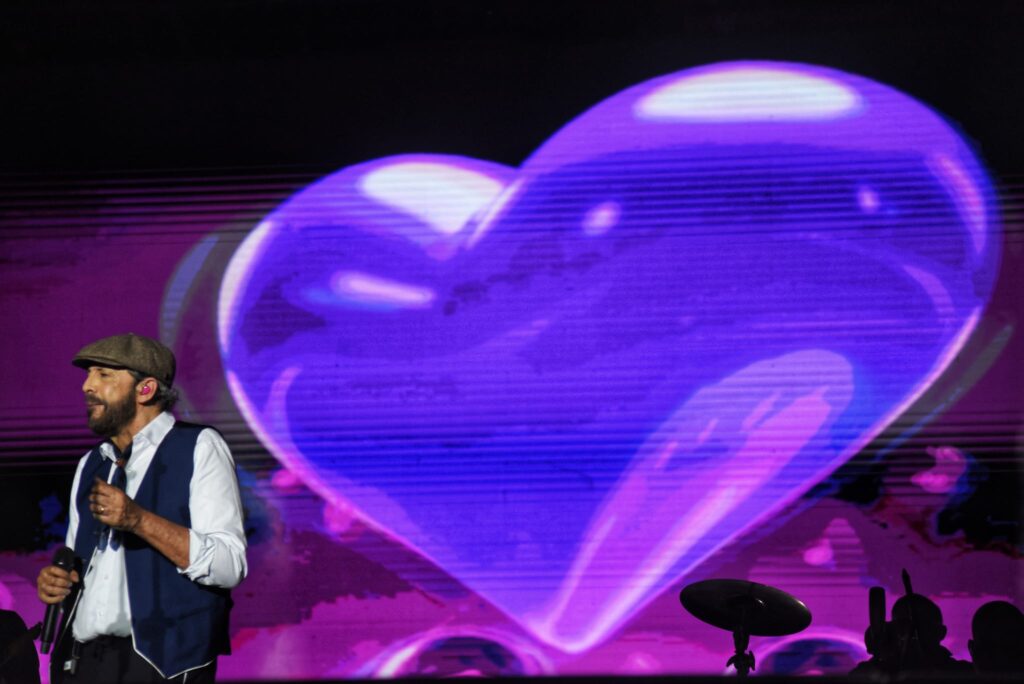 Juan Luis Guerra en Sevilla: crónica fotográfica de una noche histórica en Icónica