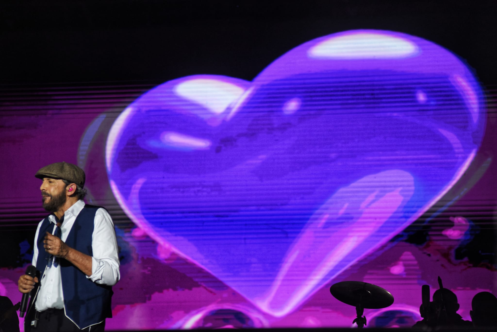 Juan Luis Guerra ante el corazón morado en Icónica Sevilla Fest 2026, Plaza de España