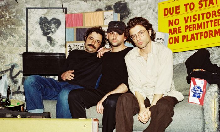 Oval: Horse Jumper of Love en Sala Clamores