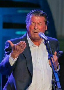 Luis “El Zambo” presenta “Conexión Santiago” en Café Berlín